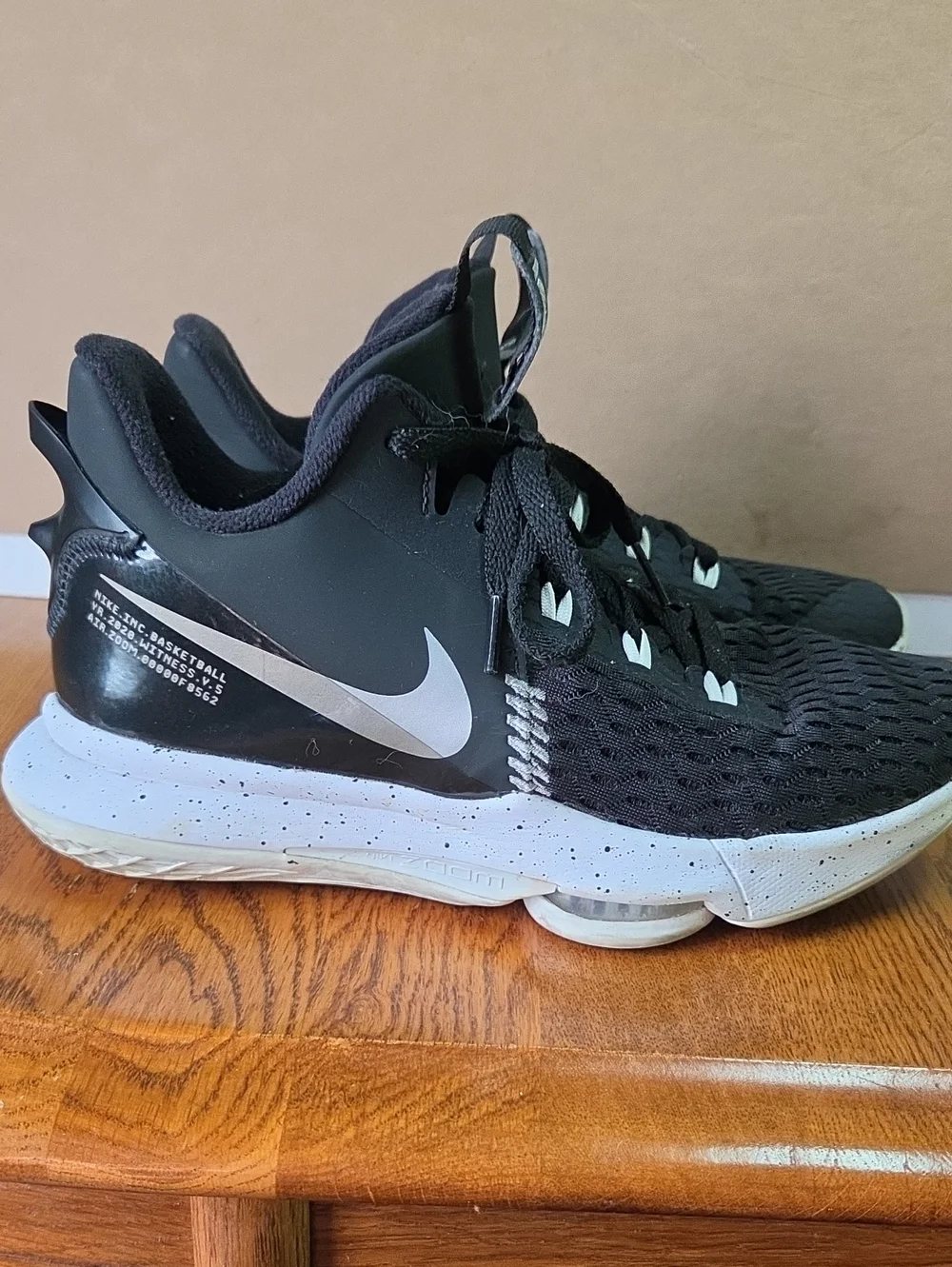 Nike LeBron Witness 5 2020 Size 7.5 basketball shoes